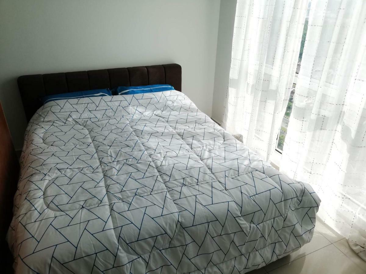 2 Carpark Gep 5 Star Hotel Bed & Sofa Studio Seri Kembangan Kültér fotó