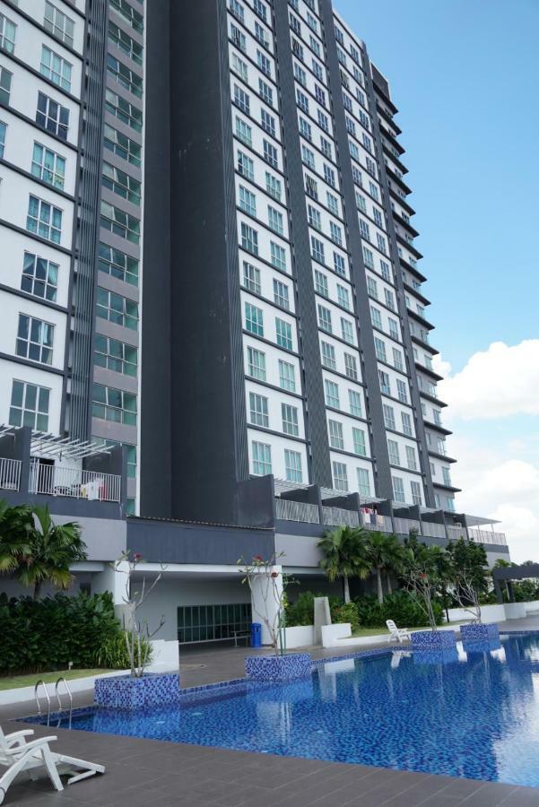 2 Carpark Gep 5 Star Hotel Bed & Sofa Studio Seri Kembangan Kültér fotó